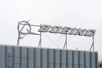Boeing reduce pérdidas en el primer trimestre y lidera al Dow Jones con alza de 5.5%