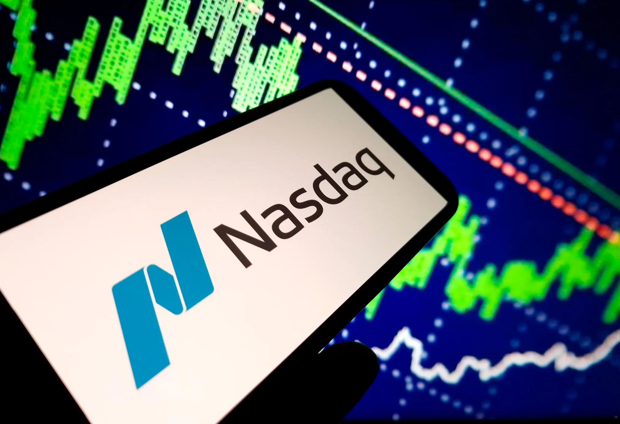 Nasdaq gana 2.3% y cierra en máximos impulsado por la IA; Dow Jones sube 0.7%