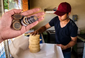 El kilo de tortilla podría subir hasta 30 pesos según productores: el gobierno descarta aumentos
