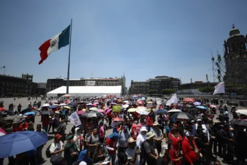Maestros recibirán aumento salarial de 9% en México, anuncia el Gobierno