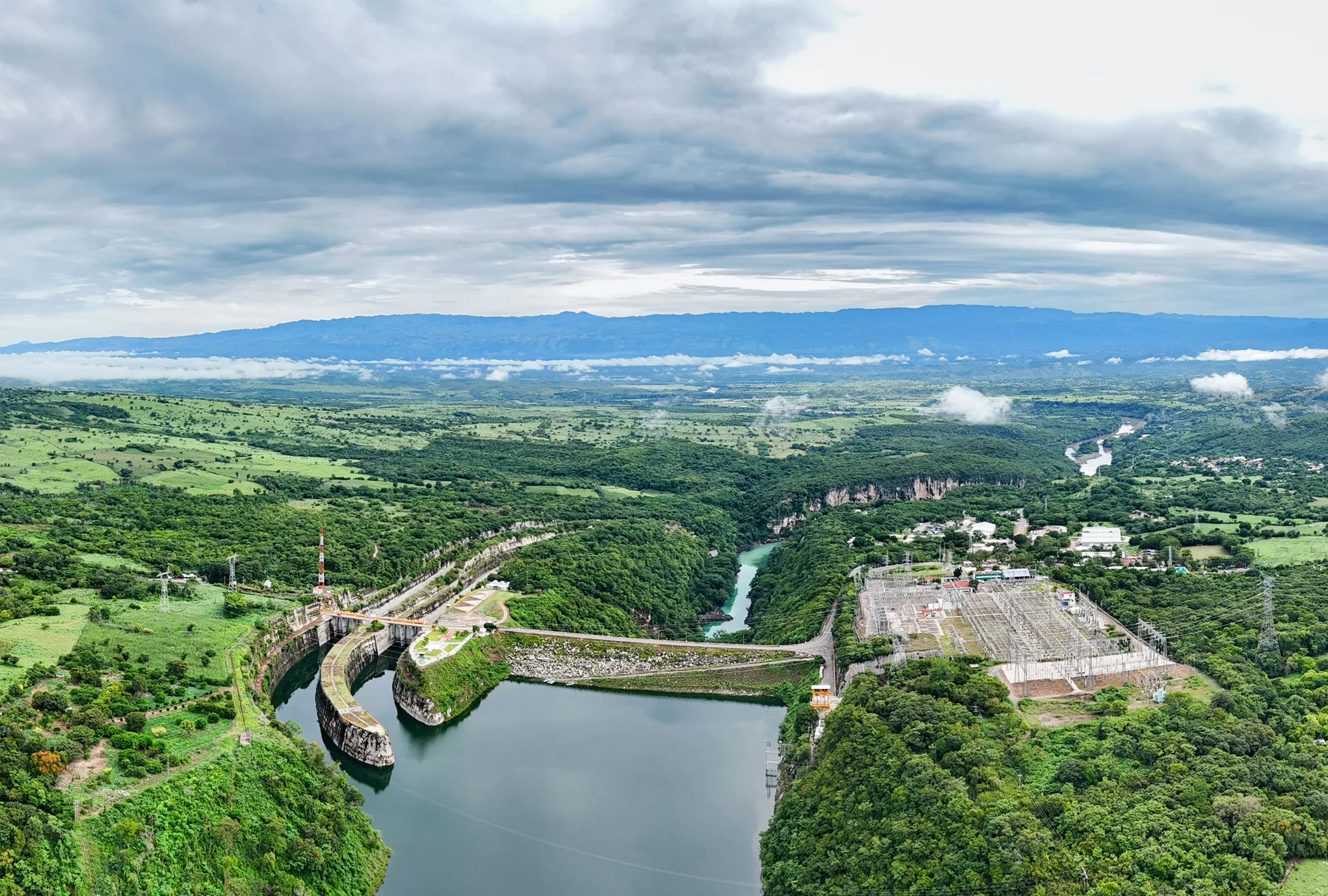 México y Francia acuerdan financiamiento por 113 mdd para ampliar energías renovables y redes eléctricas